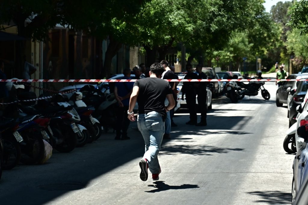 Πυροβολισμοί στον Κολωνό: Πού στρέφονται οι έρευνες για το αιματηρό επεισόδιο