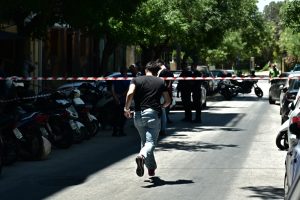 Πυροβολισμοί στον Κολωνό: Πού στρέφονται οι έρευνες για το αιματηρό επεισόδιο