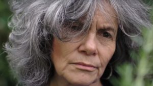 Η γυναίκα που έμαθε τη γλώσσα των πιθήκων μεγαλώνοντας μαζί τους αποκαλύπτει: «Επικοινωνούν ξεκάθαρα μεταξύ τους»