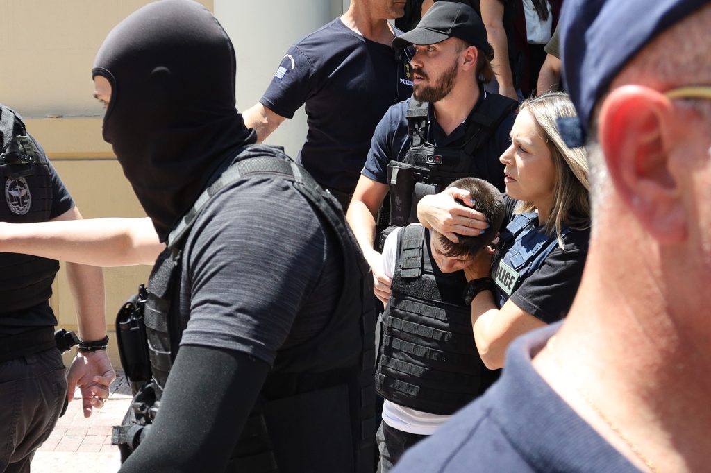 Η Μουρτζούκου και οι πλανόδιοι δικαστές