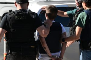 Δεν αφήνουμε κανέναν στη μοίρα του