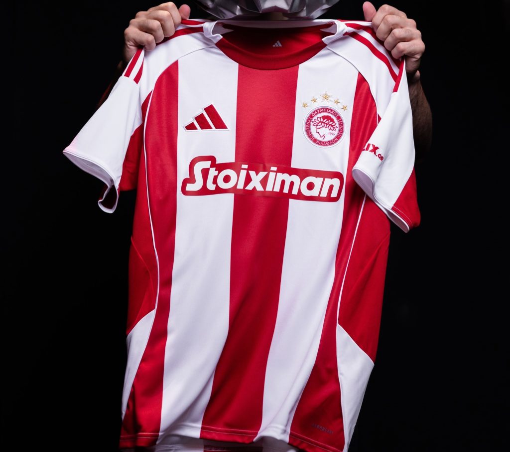 Ολυμπιακός: Ανακοινώθηκε με εντυπωσιακό τρόπο η νέα εντός έδρας φανέλα