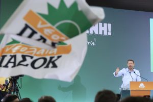 Κινήσεις ανανέωσης από ΠΑΣΟΚ και ΣΥΡΙΖΑ