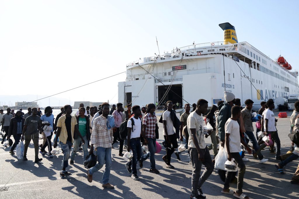 Αυτόματη ανανέωση για τις άδειες μεταναστών με νέο νόμο