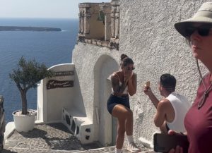 Επικό photobomb τουριστών κατέστρεψε βίντεο πρότασης γάμου στη Σαντορίνη