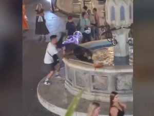 Αποτροπιασμός στη Ρόδο: Έσπρωξε άστεγο σε σιντριβάνι και γελούσε – Βίντεο ντοκουμέντο