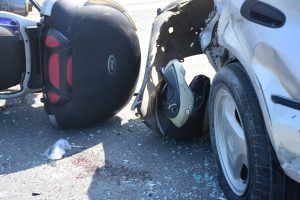 Κρήτη: ΙΧ χτυπάει οδηγό μηχανής και άλλο τον πατάει! Συγκλονιστικό βίντεο