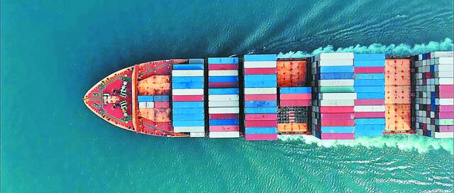 Εμπορευματοκιβώτιο πλοίο στη θάλασσα