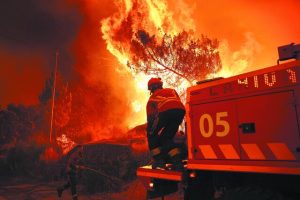 Αυστραλία: Πυρκαγιές κατέστρεψαν σπίτια σε δύο πολιτείες – Νεκρός πυροσβέστης που καταπλακώθηκε από δέντρο