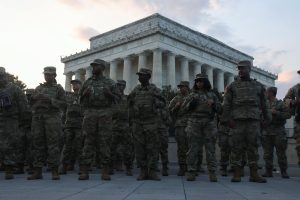 Στρατιώτες μπροστά στο μνημείο