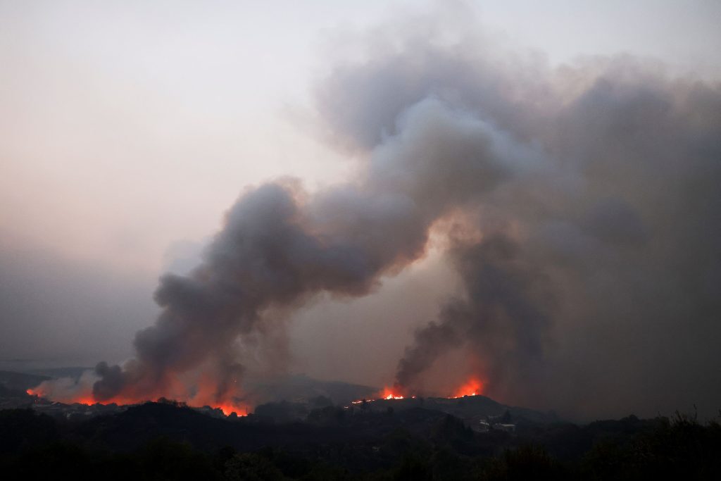 Ισπανία: Ένας πυροσβέστης έχασε τη ζωή του, ενώ συνεχίζουν να μαίνονται οι δασικές πυρκαγιές στη χώρα