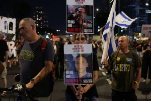 Ισραήλ: Συγγενείς ομήρων διαμαρτύρονται έξω από σπίτια υπουργών, απαιτώντας κατάπαυση πυρός και συμφωνία με τη Χαμάς