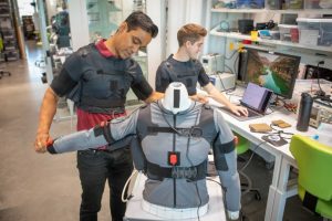 Ρομποτικό γιλέκο από το Χάρβαρντ δίνει ελπίδα για όσους πάσχουν από εγκεφαλικό ή ELA