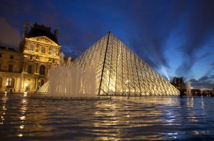 Γαλλία: Διαρροή νερού στο Λούβρο προκάλεσε ζημιές σε εκατοντάδες βιβλία