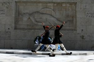 Θ. Πλεύρης: «Λαθρομετανάστης προσέβαλε Εύζωνες στο Μνημείο του Αγνώστου Στρατιώτη»