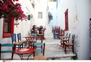 Αμοργός: Το μπλε του Αιγαίου αντέχει στον τουρισμό και κρατά ζωντανή την αυθεντικότητά του