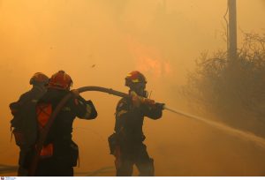 Συνεχίζονται οι απεγκλωβισμοί από το Λιμενικό σε Πάτρα και Χίο λόγω πυρκαγιών – 65 άτομα διασώθηκαν