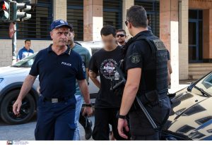 Προπηλάκισαν τους νεαρούς που κατηγορούνται για εμπρησμό: «Κάψατε όλη την Πάτρα, ντροπή!» [video]