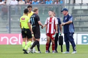 Ολυμπιακός: Η συγγνώμη του Ντε Μπρόινε για το σκληρό μαρκάρισμα στον Πνευμονίδη