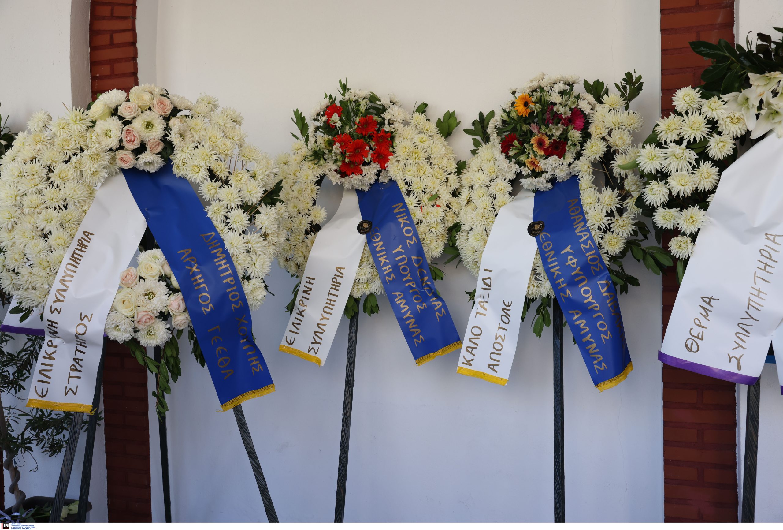 Απόστολος Βεσυρόπουλος: Πλήθος κόσμου στην κηδεία του - Στις 12:00 η εξόδιος ακολουθία