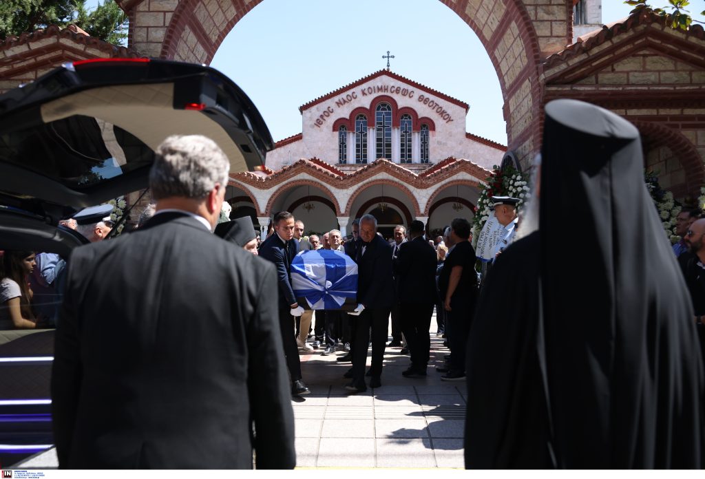 Απόστολος Βεσυρόπουλος: Πλήθος κόσμου και βαθιά συγκίνηση στην κηδεία του