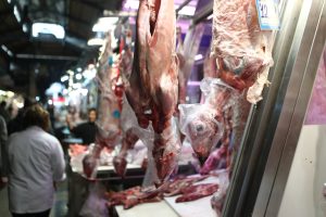 Από τη λαϊκή στη Βαρβάκειο: Το σαφάρι για ένα φθηνό κιλό κρέας που έγινε εφιάλτης – Σε απόγνωση οι καταναλωτές