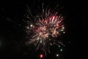 Σύλληψη και τσουχτερό πρόστιμο σε άνδρα που έριχνε πυροτεχνήματα σε υπαίθριο χώρο στη Χαλκίδα