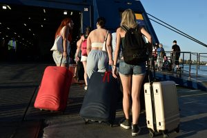Πρωτομαγιά: Ακτοπλοϊκά και ανατιμήσεις «φρενάρουν» τις εξορμήσεις στα νησιά και το εξωτερικό