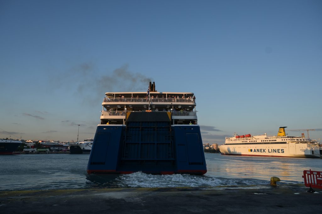 Πλοίο στο λιμάνι Πειραιά