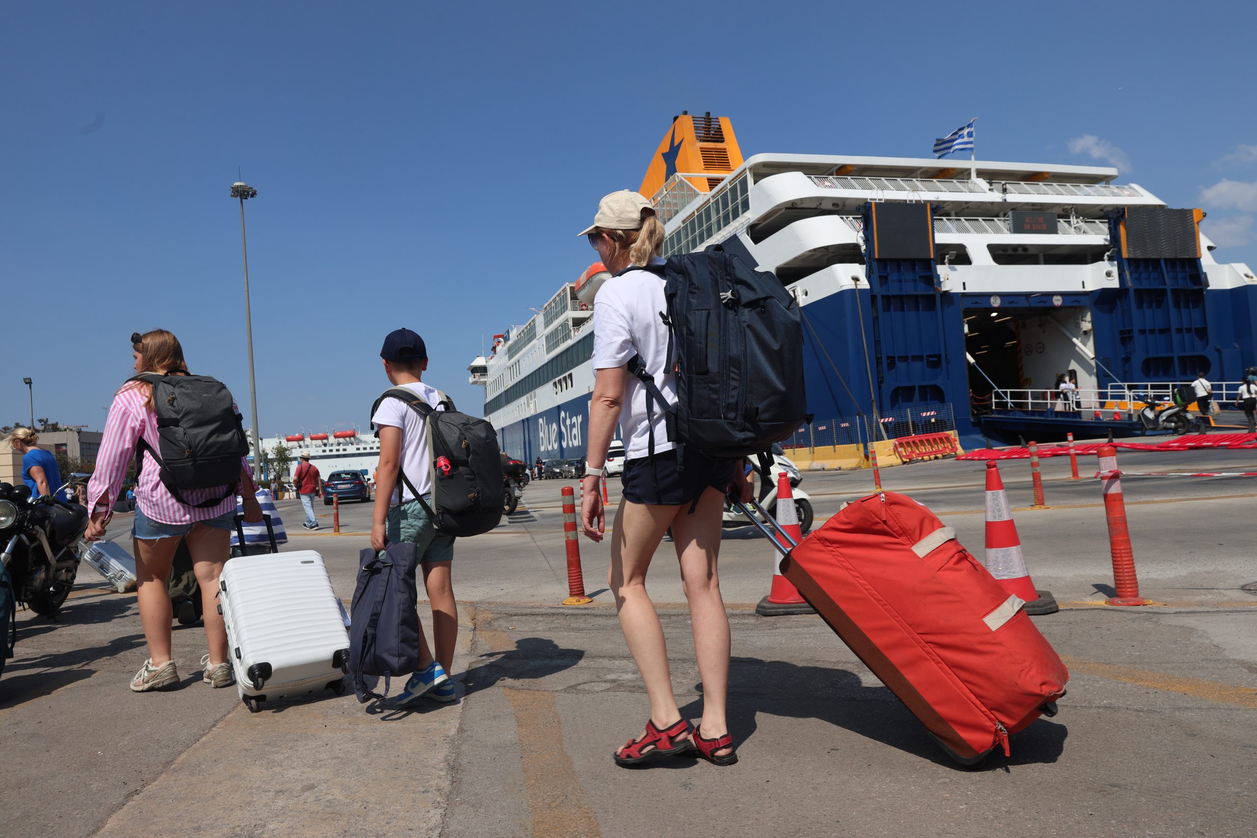 Κορυφώνεται η έξοδος των αδειούχων του Αυγούστου - Γεμίζουν τα πλοία, αδειάζουν οι πόλεις