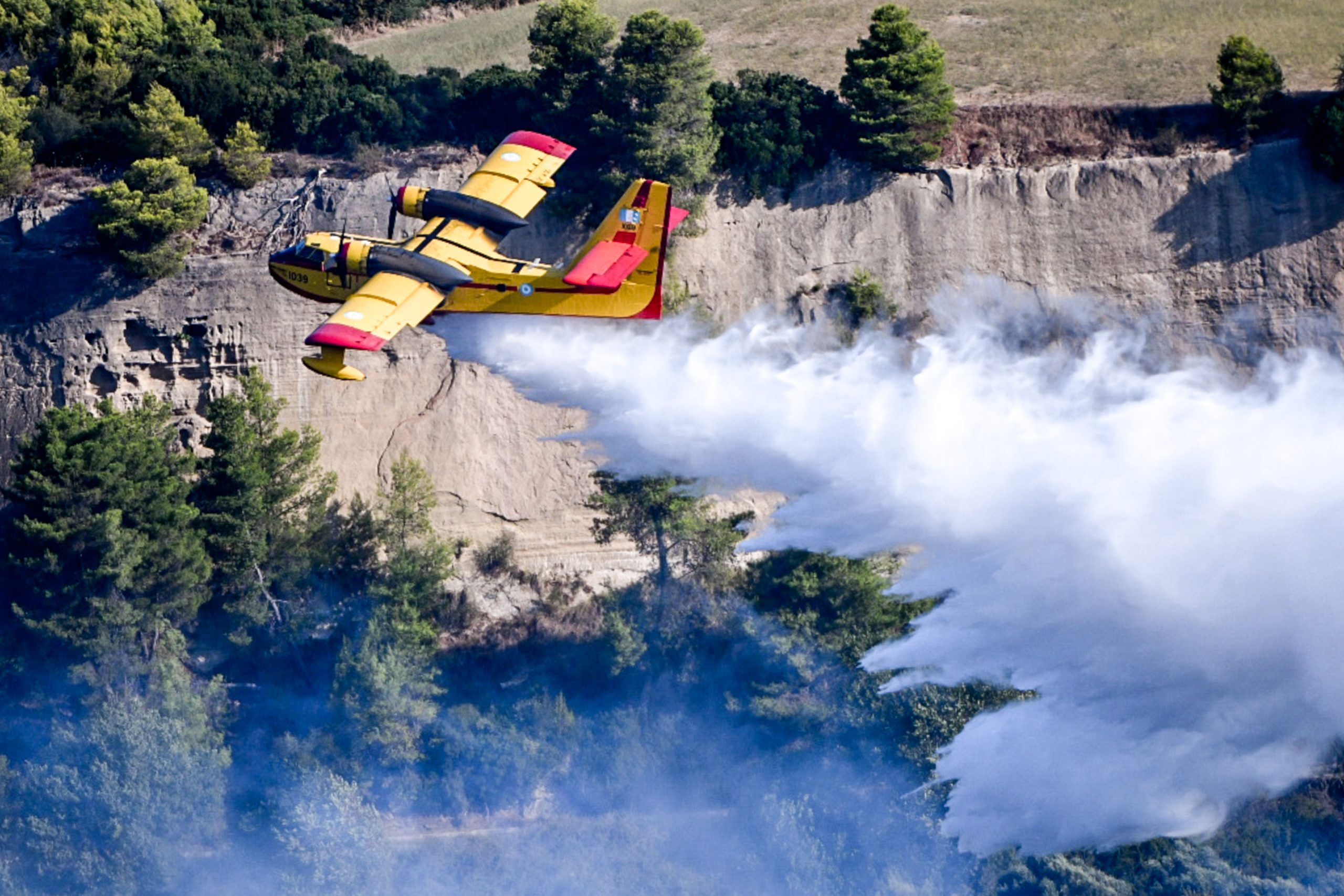 Φωτιά στην περιοχή Σοφό Ασπροπύργου - Στη μάχη και εναέρια μέσα