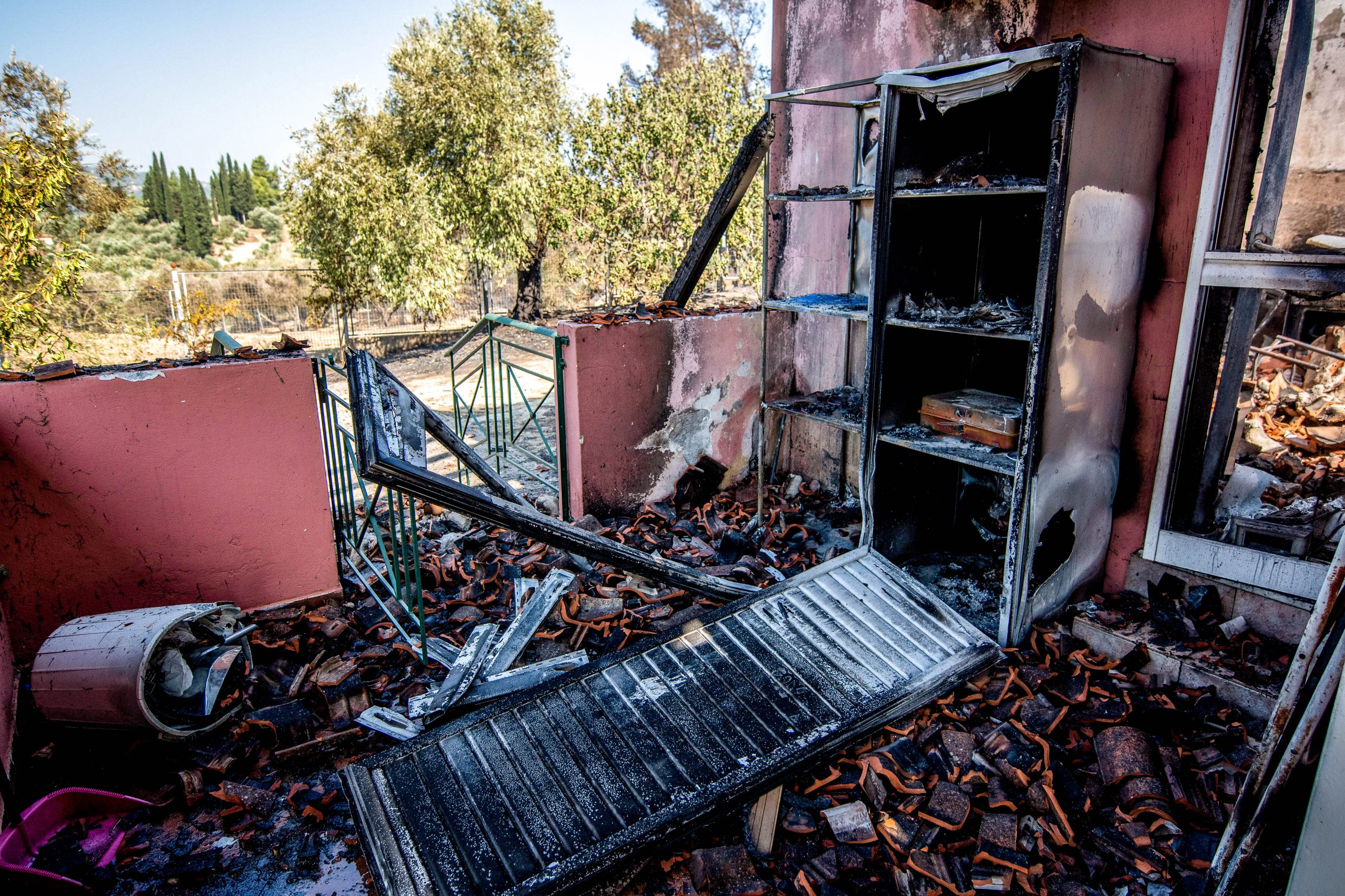 Φωτιά στην Ανατολική Αττική: Αποζημιώσεις από 2.000 έως 6.000 ευρώ και κάλυψη των πρώτων εξόδων