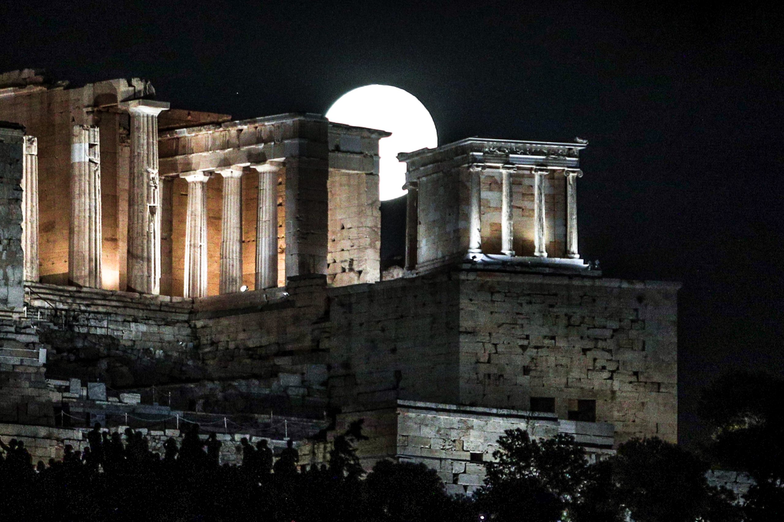 Η μαγευτική Πανσέληνος του Αυγούστου μέσα από εικόνες: «Χρυσό» το φεγγάρι του Οξύρρυγχου