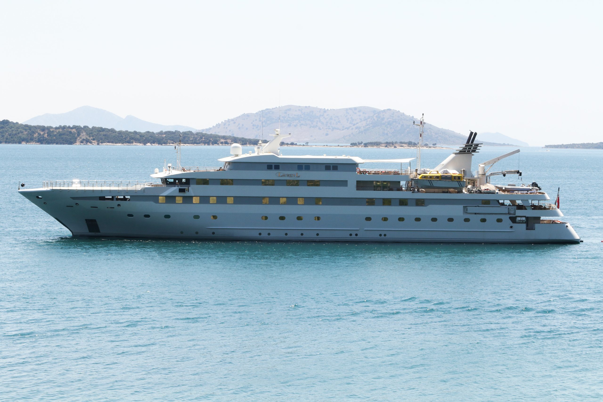 Στον Αστακό το υπερπολυτελές γιοτ LAUREN L - Πέπλος μυστηρίου γύρω από τους φιλοξενούμενούς του