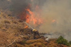 Μάχη με διάσπαρτες εστίες στην Αχαΐα – Βελτιωμένη η κατάσταση σε Πρέβεζα και Χίο, χωρίς ενεργό μέτωπο στη Ζάκυνθο