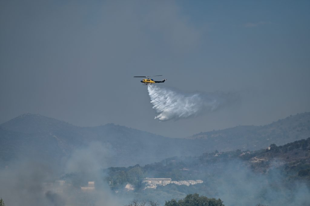 Οριοθετήθηκε η φωτιά στην Παιανία – Παραμένουν ισχυρές δυνάμεις της Πυροσβεστικής