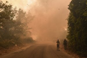 Συνεχίζεται η μάχη με τις φλόγες σε Ζάκυνθο, Αχαΐα, Χίο και Πρέβεζα – Εκκενώθηκαν Καραμανδάνειο και Κωνσταντοπούλειο