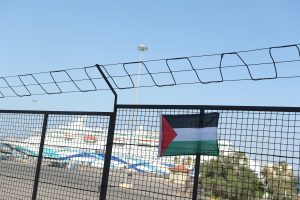 Ένταση στον Πειραιά: Πέταξαν γιαούρτια στο Λιμεναρχείο μετά την πορεία κατά του κρουζιερόπλοιου με Ισραηλινούς (video)