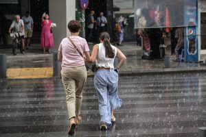 «Διπρόσωπος» ο καιρός το τελευταίο Σαββατοκύριακο του Αυγούστου – Πρόγνωση από την Ελίνα Καρέτσου