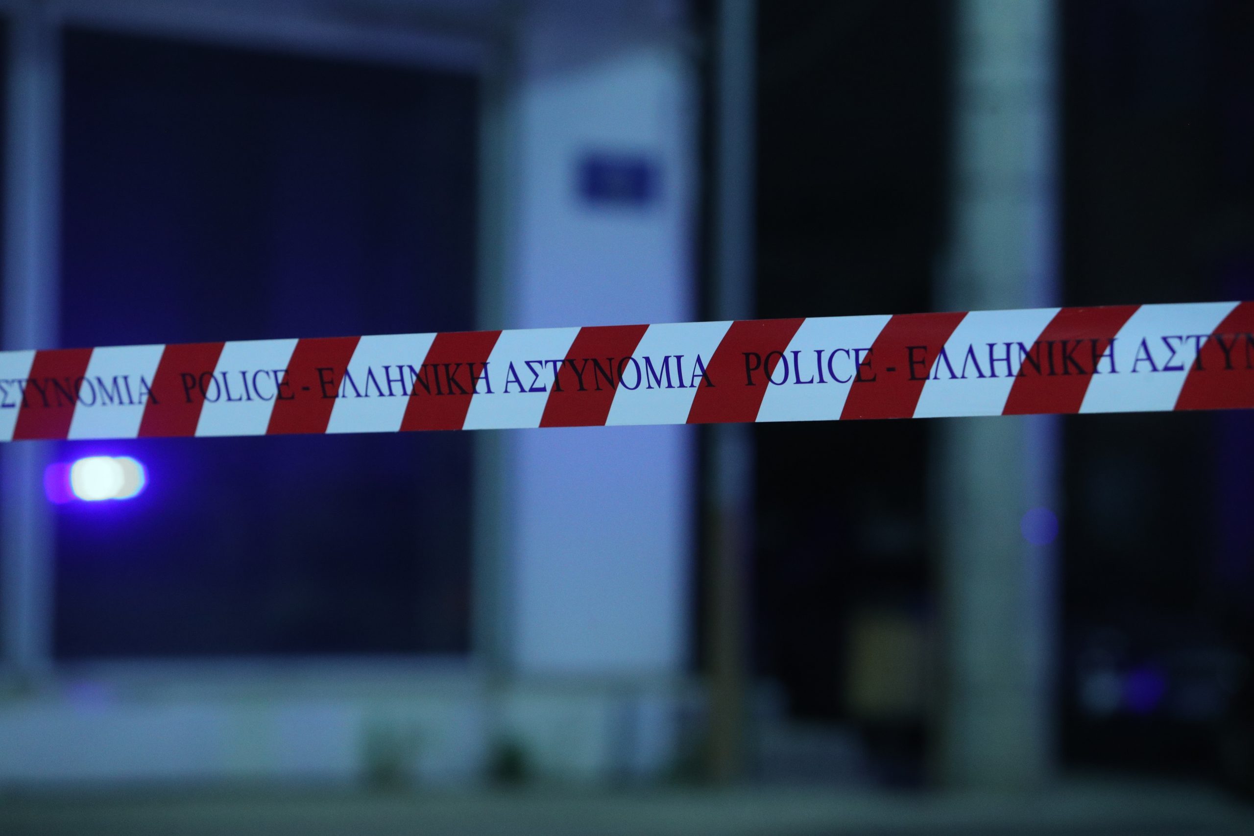 Τρύπες από σφαίρες στη τζαμαρία του ΚΕΦΟΔΕ στον Ταύρο