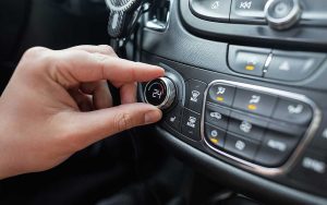 Το πιο συχνό λάθος που κάνουν οι οδηγοί το καλοκαίρι αυξάνοντας την κατανάλωση βενζίνης