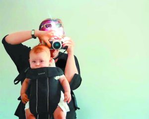 Κινηματογραφώντας επί 20 χρόνια τον γιο της