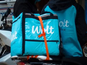 Wolt: Απεργία την Παρασκευή – Αντιδρούν στη μείωση αμοιβών οι διανομείς