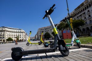 Θεσσαλονίκη: Σύγκρουση μοτοσυκλέττας με πατίνι – 2 τραυματίες