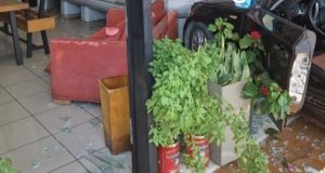 Κορινθία: Αυτοκίνητο εισέβαλε σε κρεοπωλείο στα Λουτρά Ωραίας Ελένης