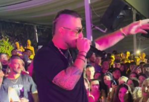 «Το πίνεις και πας νοσοκομείο»: Ο τράπερ Ρακ σταμάτησε συναυλία για 15χρονο που έπινε αλκοόλ – Ο Γεωργιάδης επευφημεί