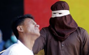 Σεξ, αλκοόλ και… μαστίγωμα: Η ποινή που προκάλεσε τρόμο στην Ινδονησία