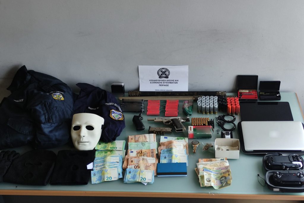 Σύλληψη 38χρονου στον Ταύρο: Όπλα, στολές της ΕΛ.ΑΣ, ναρκωτικά και drone στο σπίτι του