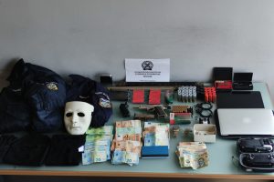 Σύλληψη 38χρονου στον Ταύρο: Όπλα, στολές της ΕΛ.ΑΣ, ναρκωτικά και drone στο σπίτι του