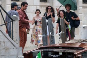 Το χιουμοριστικό σχόλιο της Λίλι Κόλινς για τις δηλώσεις Μητσοτάκη για το Emily in Paris